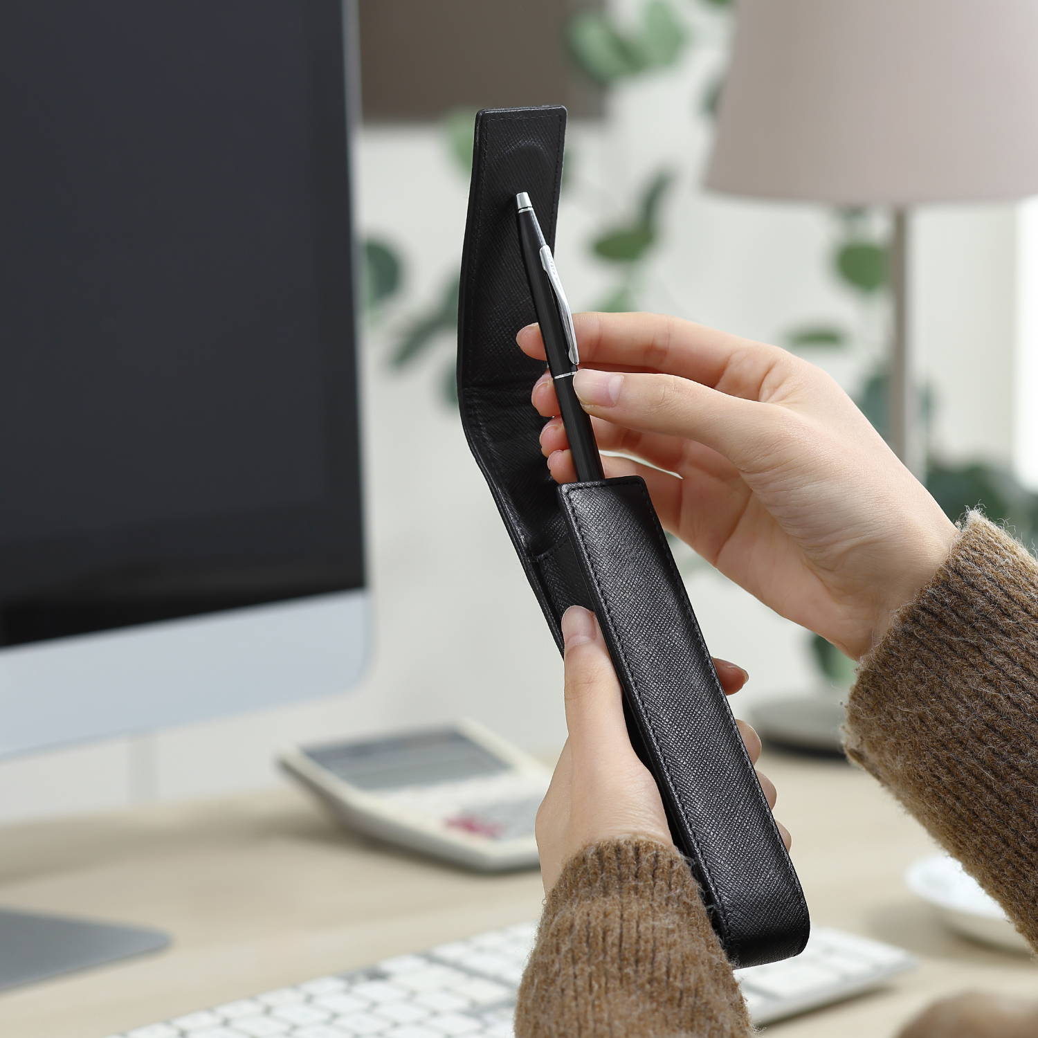Estuche magnético de cuero negro para un bolígrafo Cross